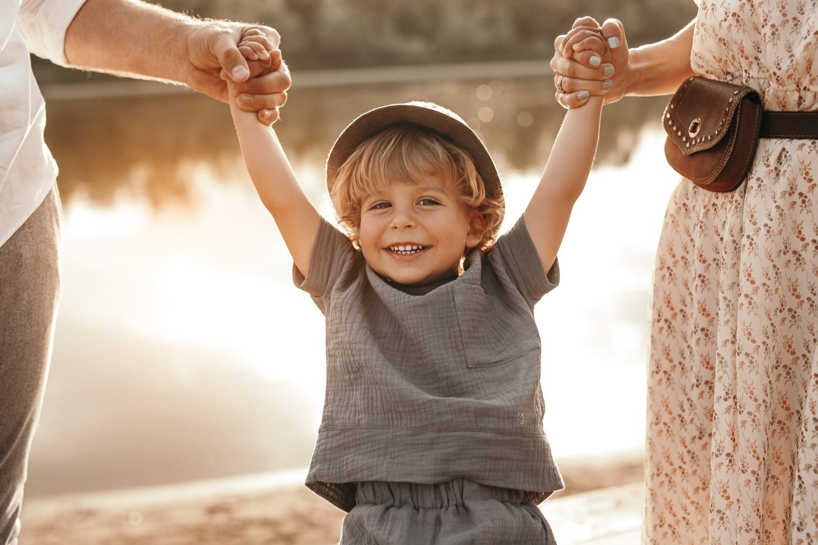 Ouders houden de handen van een kind vast